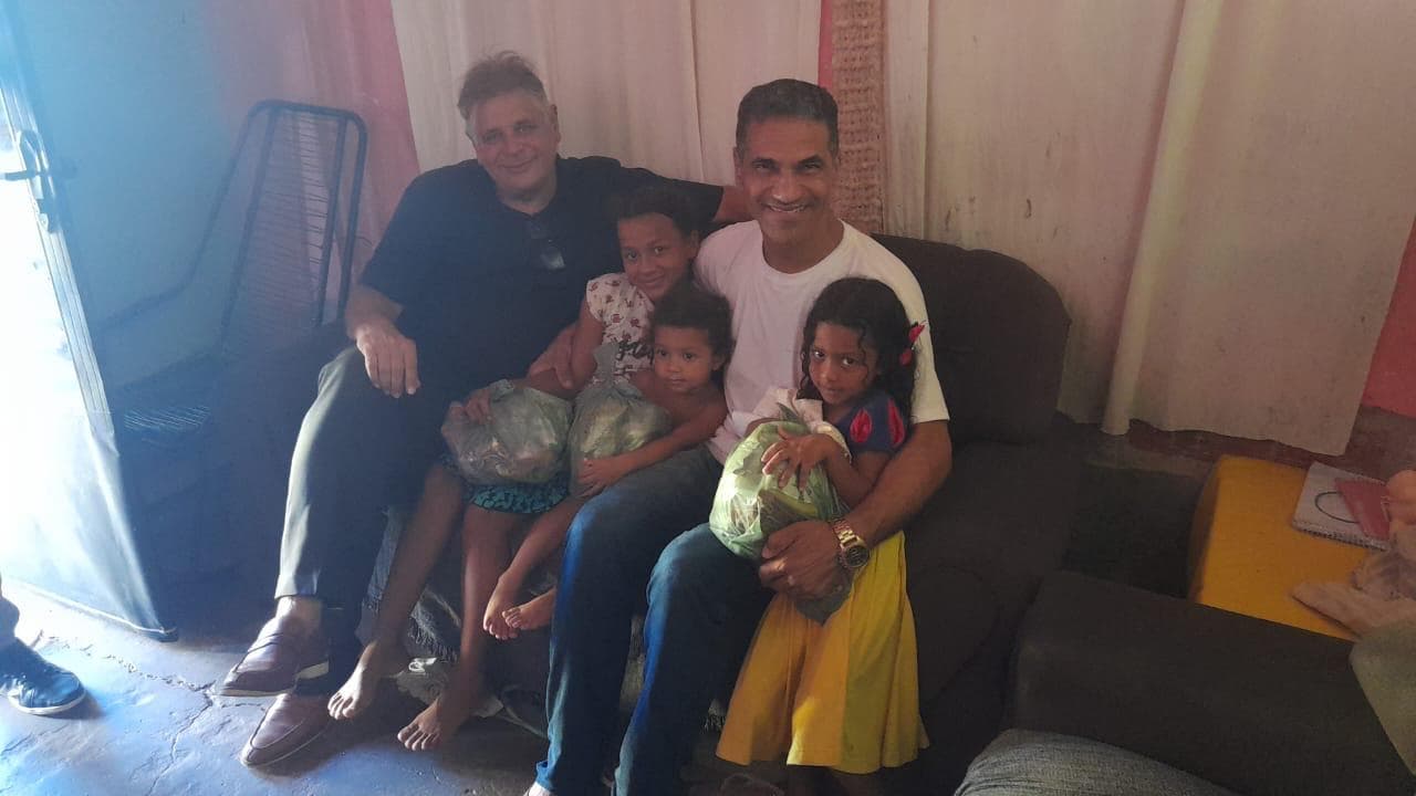 Entrega de cestas básicas para crianças