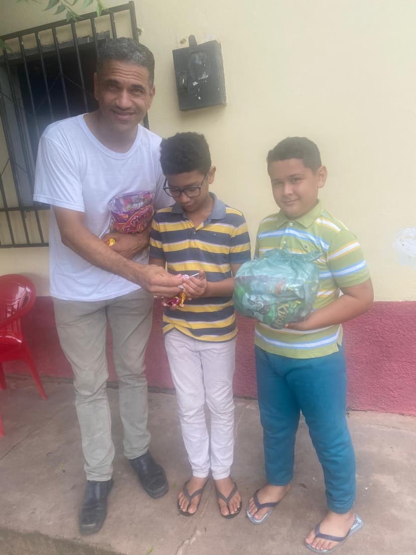 Entrega de mini cestas para crianças